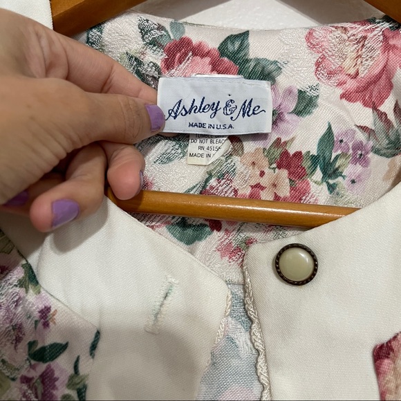 Ashley & Me || Vintage Floral Blazer - Picture 6 of 8